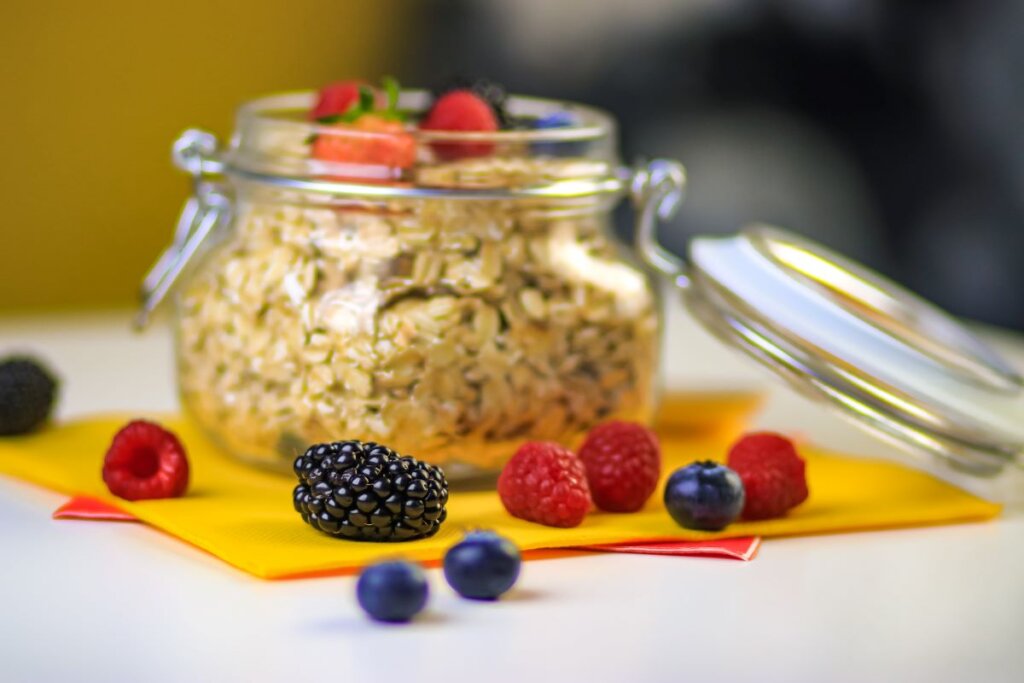 La combinación de avena y ejercicio se presenta como una dupla ganadora. Ya sea antes de una sesión de entrenamiento para obtener energía o después para favorecer la recuperación, este superalimento ofrece beneficios que potenciarán los resultados de cualquier régimen de entrenamiento.