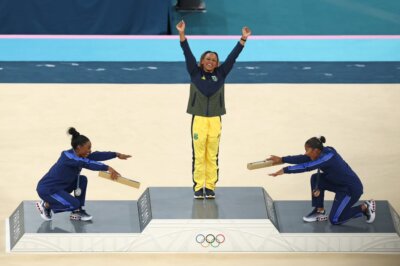 Simone Biles y Jordan Chiles rinden tributo a Rebeca Andrade por oro en París 2024