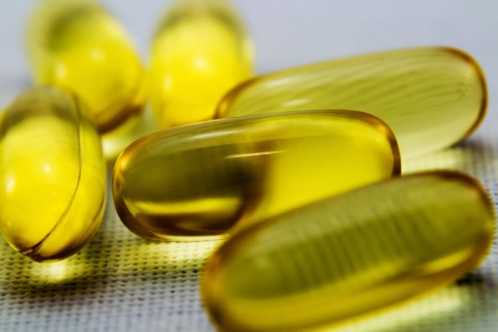 Suplemento en cápsulas de omega 3, ácidos grasos esenciales reconocidos por sus beneficios en la prevención de enfermedades y promoción del bienestar integral.