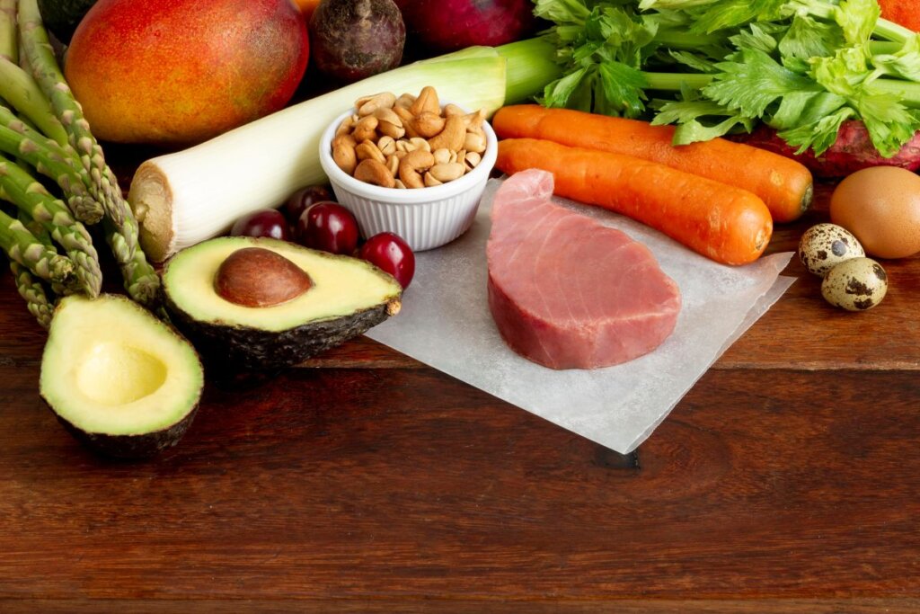 Los alimentos ricos en proteínas, como el pescado, los huevos, las legumbres, los frutos secos y las verduras, son esenciales para mantener una dieta equilibrada y fortalecer el organismo. Conoce cuáles son los más recomendados y cómo combinarlos para aprovechar sus beneficios.