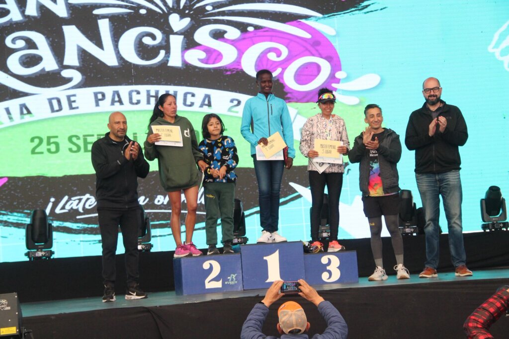 Ganadoras de la categoría femenil del Medio Maratón de las Alturas San Francisco 2025 recibieron sus reconocimientos durante la ceremonia de premiación realizada en el Mega Domo de las Estrellas. Más de 600 corredores participaron en este evento deportivo que formó parte de la Feria de San Francisco Pachuca Hidalgo 2025, promoviendo la cultura física y el bienestar entre la población.