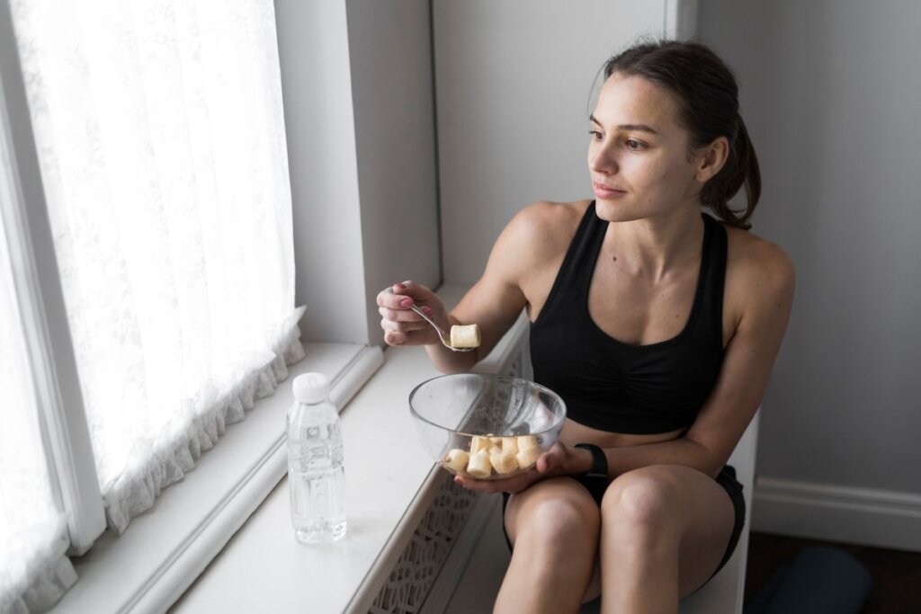 Consumir un snack ligero antes de entrenar, como plátano o frutas ricas en carbohidratos simples, proporciona energía rápida y mejora el rendimiento físico. Este hábito ayuda a mantener estables los niveles de glucosa y evita la fatiga durante el ejercicio.