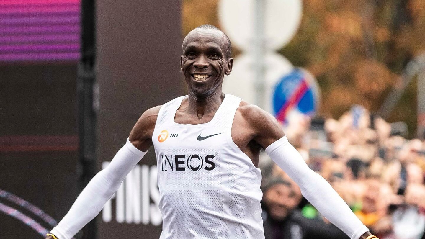 Eliud Kipchoge corre con una sonrisa que ya es parte de la historia.
El atleta keniano, símbolo universal de disciplina, elegancia y resistencia, anunció su retiro de las competencias élite de maratón tras completar los seis World Marathon Majors. Su última meta en Nueva York, con un tiempo de 2:14:36, no solo cerró un ciclo competitivo; marcó el final de una era.
