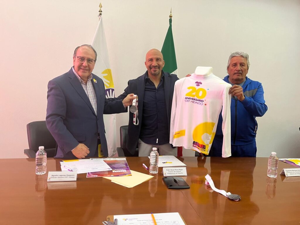 Durante la presentación oficial de la Carrera Teletón 2025, autoridades deportivas y directivos del CRIT Hidalgo dieron a conocer el jersey y la medalla conmemorativa del 20 aniversario de la institución en la entidad. El evento busca promover la activación física con causa y fortalecer el apoyo a niñas, niños y adolescentes que reciben terapia y rehabilitación en el centro.