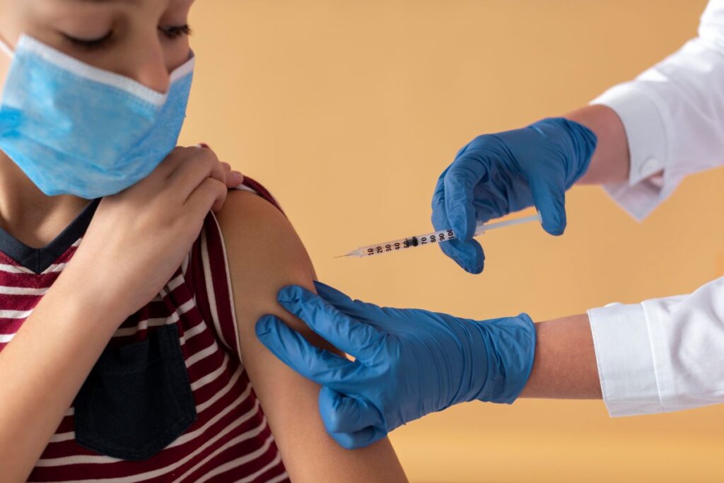 La vacuna triple viral es la herramienta más eficaz para prevenir el sarampión y reducir el riesgo de brotes en la población infantil.