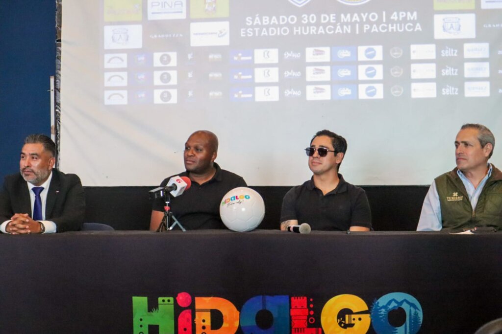 Aquivaldo Mosquera, Fausto Pinto y organizadores participan en la conferencia de prensa del “Partido de Leyendas” realizada en Pachuca.