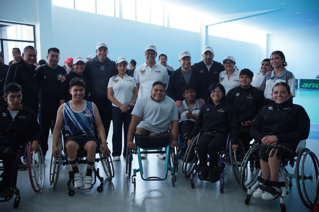 Deportistas de disciplinas adaptadas y convencionales posan junto al gobernador Julio Menchaca durante la inauguración de la Ciudad Deportiva de Alto Rendimiento en Hidalgo, en un espacio diseñado para fomentar la inclusión y el acceso al deporte para personas con discapacidad.