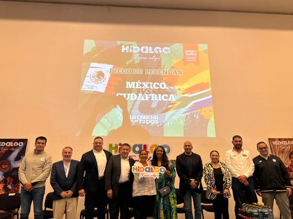 Autoridades estatales, organizadores y exfutbolistas participan en la presentación oficial del partido de Leyendas México vs Sudáfrica, programado para realizarse el 7 de junio en el Estadio Hidalgo, durante un evento celebrado en Pachuca.