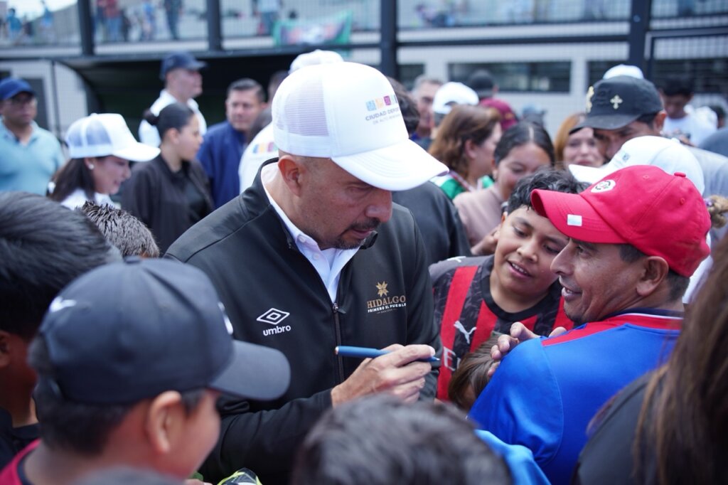 Óscar Pérez Rojas, director del Instituto Hidalguense del Deporte, convive con asistentes y deportistas durante la inauguración de la Ciudad Deportiva de Alto Rendimiento de Hidalgo, en un encuentro con familias y usuarios de las nuevas instalaciones.