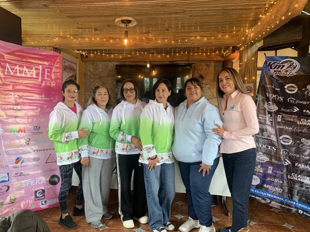 Integrantes de AMMJE Pachuca y organizadoras de la carrera Kilómetros Verdes posan durante la presentación oficial del evento en Real del Monte, Hidalgo, iniciativa que busca promover el deporte y la reforestación del bosque de El Hiloche.