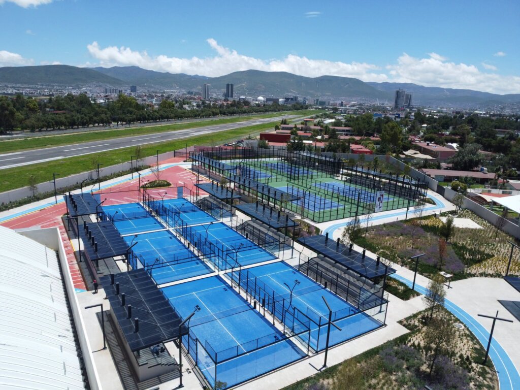 Vista aérea de la pista de atletismo y el campo deportivo de la Ciudad Deportiva de Alto Rendimiento en Pachuca.