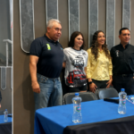 Collage de la presentación del Split 15K con la playera conmemorativa en vista frontal y posterior, acompañada por integrantes del comité organizador.