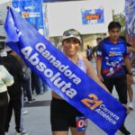 Corredora celebra su resultado en la Carrera Atlética FUL 2026 tras cruzar la meta.