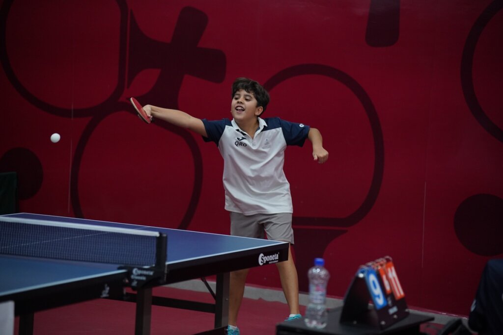 Joven representante de Querétaro golpea la pelota durante una competencia de tenis de mesa de la Gimnasiada Nacional 2026.