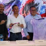Presentación de la playera y medalla oficiales del Medio Maratón de las Alturas San Francisco 2026, durante el anuncio de las actividades deportivas de la Feria de Pachuca.